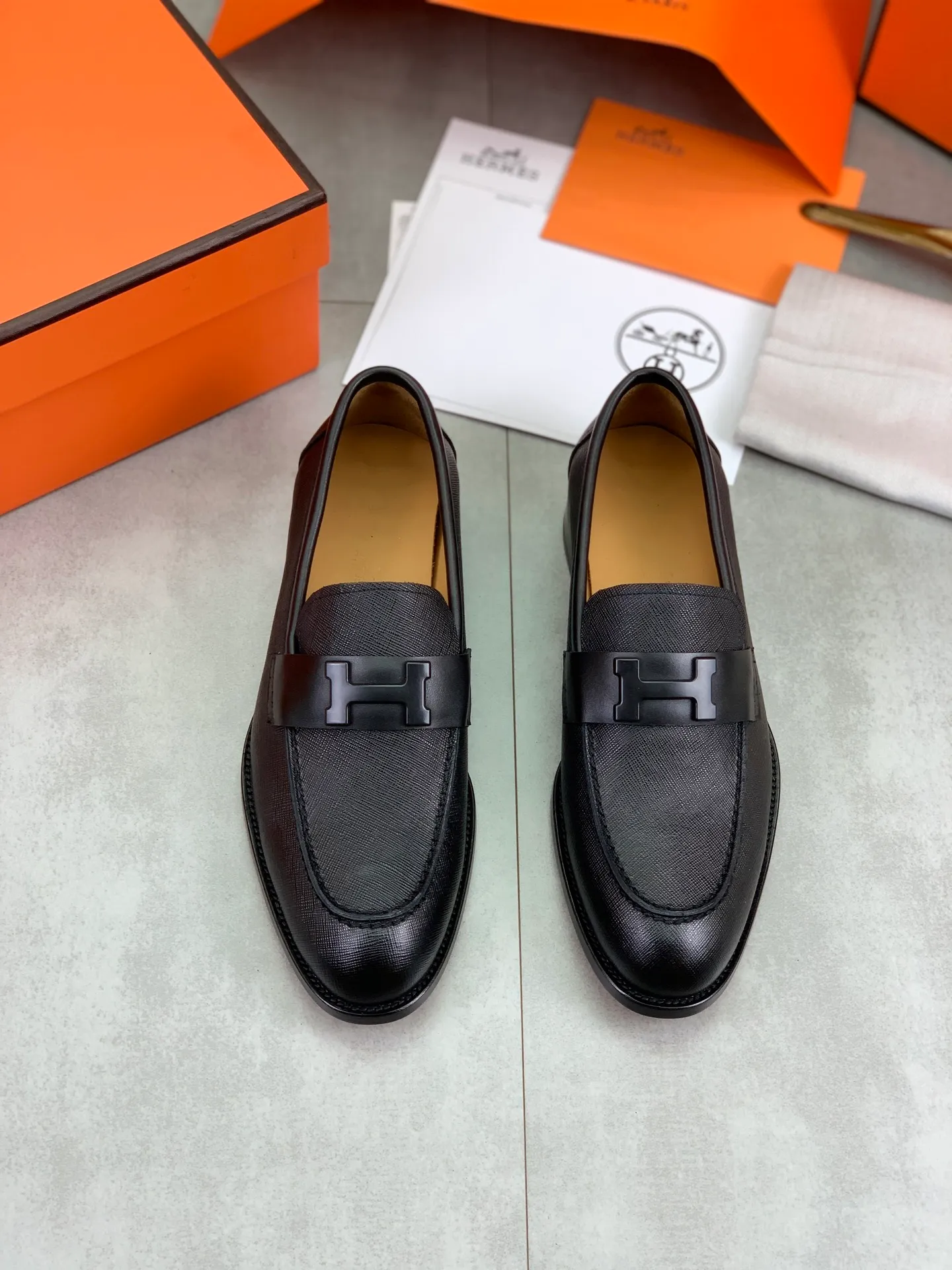 Factory price P980 💰💎💎💎 Original genuine leather outsole Brand: Hermès Grade: Same as the official website Original quality materials: Original soft calfskin Water-dyed cowhide lining Original Italian genuine leather outsole Style categories: Men's fashion Formal casual leather shoes Slip-on men's shoes series Young fashion European and American trends British style Code number: 39-45 (38.46 can be customized)